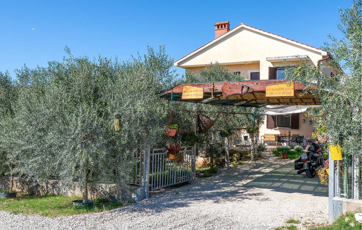Ganze Ferienwohnung, Apartment am Meer mit Terrasse, WLAN und Parkplatz – in der Nähe des Zentrums von Peroj in Fazana, Südküste Istrien