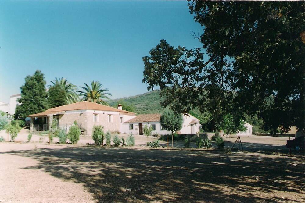 Full rental house located in the countryside, porch outside with barbecue in Villamiel, Sierra de Gata