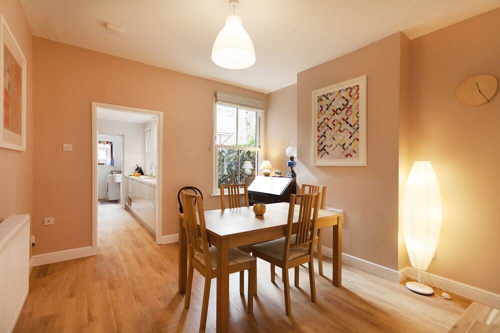 Entire apartment, Highfield Grove -  a serviced house that sleeps 4 guests  in 2 bedrooms in Nottinghamshire