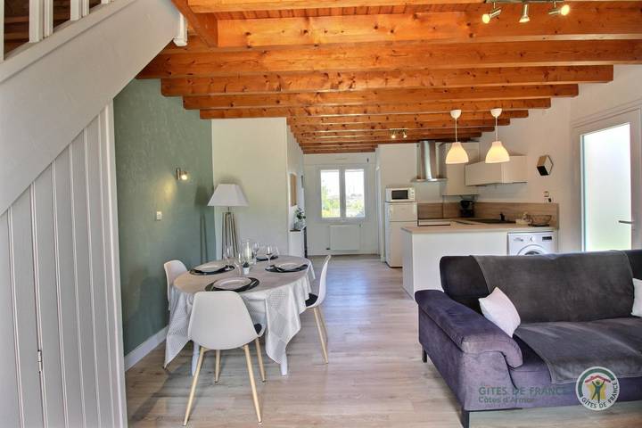 Gîte pour 4 personnes, avec jardin et terrasse à Saint-Quay-Perros - 2