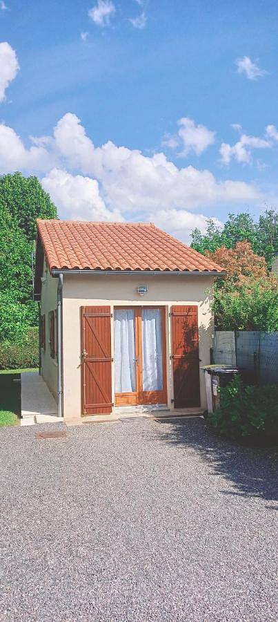 Location de vacances pour 4 personnes, avec terrasse et jardin à Buxerolles