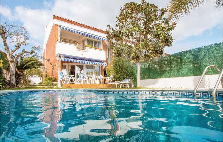 Vakantiehuis voor 9 personen, with Terras and Tuin as well as Zwembad in Santa Susanna