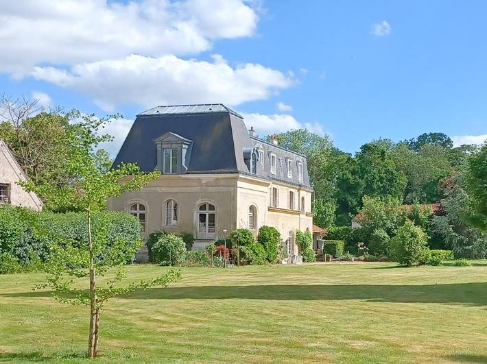 Location de vacances pour 15 personnes, avec Terrasse ainsi que Jardin et Vue à Le Mesnil-Saint-Denis