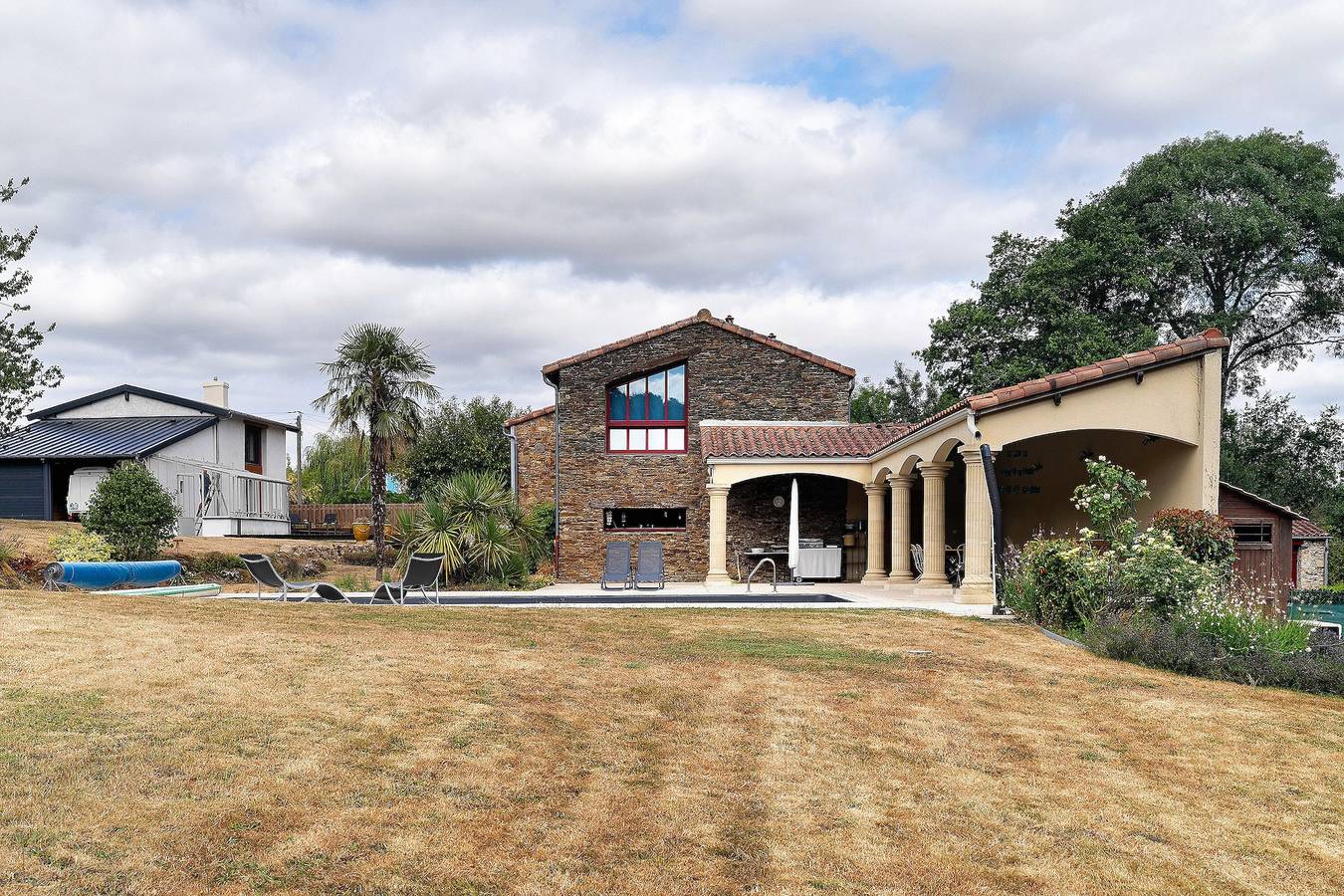 Piccola casa "La Grande Rivière" con piscina, Wi-Fi e aria condizionata in Tillières, Cholet e dintorni