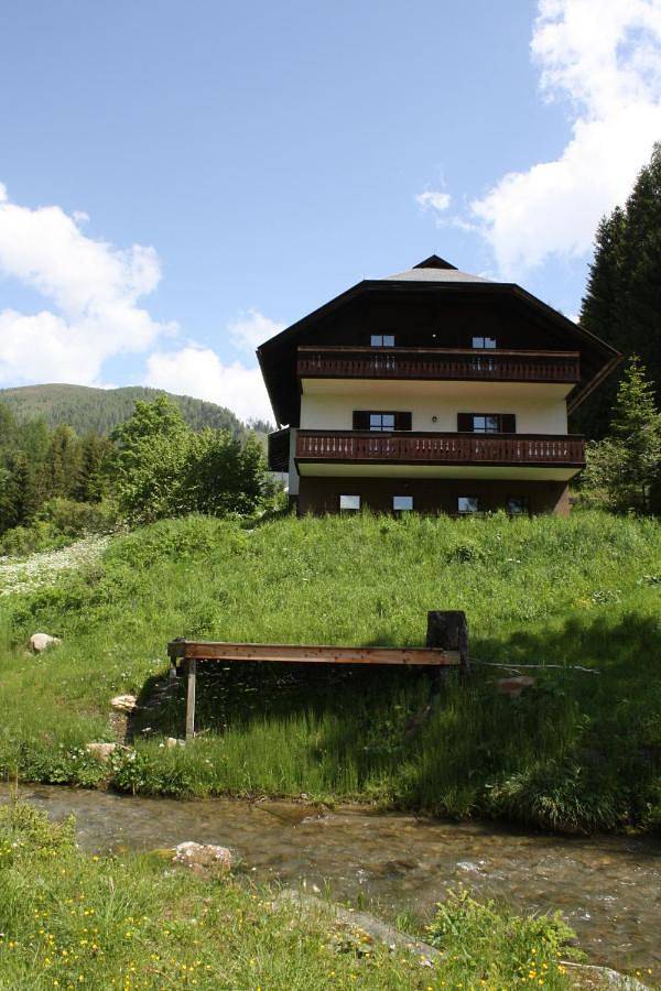 Chalet für 8 Personen, mit Balkon und Terrasse sowie Garten und Ausblick