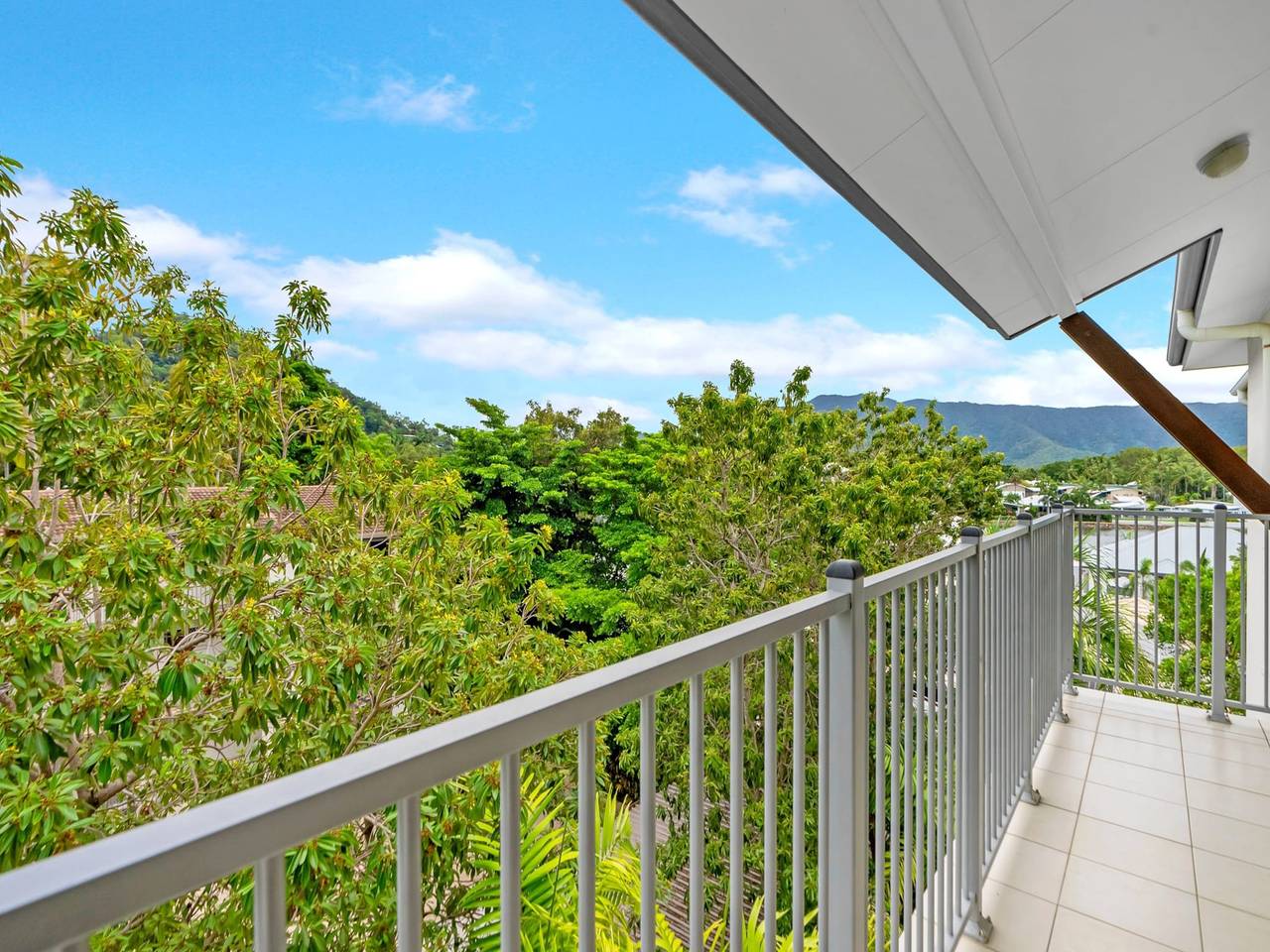 Entire apartment, Trinity Beach Retreat with Pool and Scenic Views in Trinity Beach, Cairns