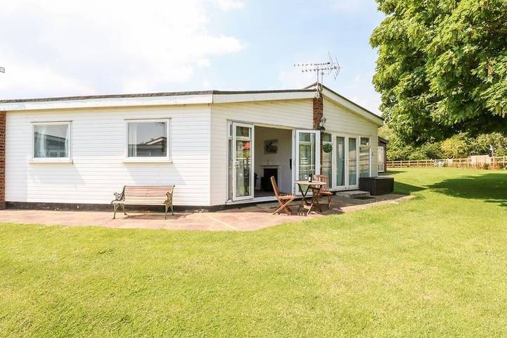 Chalet for 4 people, with garden in Winterton-on-Sea