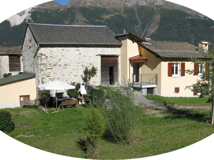 Ferienhaus für 4 Personen, mit Balkon und Terrasse sowie Garten und Ausblick in Val Poschiavo