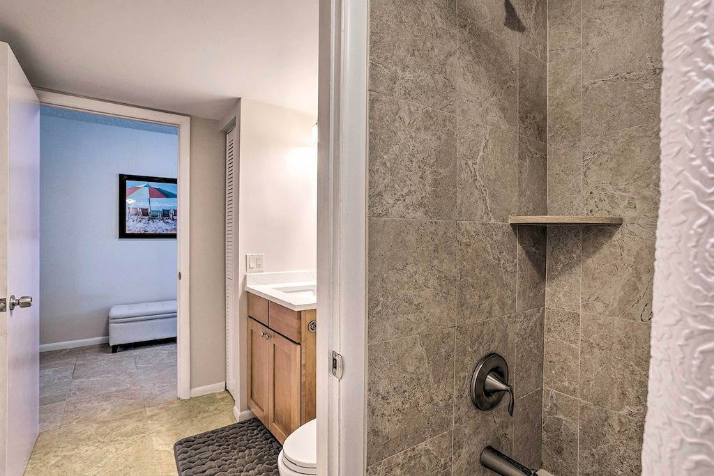 Ganze Wohnung, Jupiter Bay Condo w/ Pool < Half Mile to Beach! in Jupiter, Palm Beach County