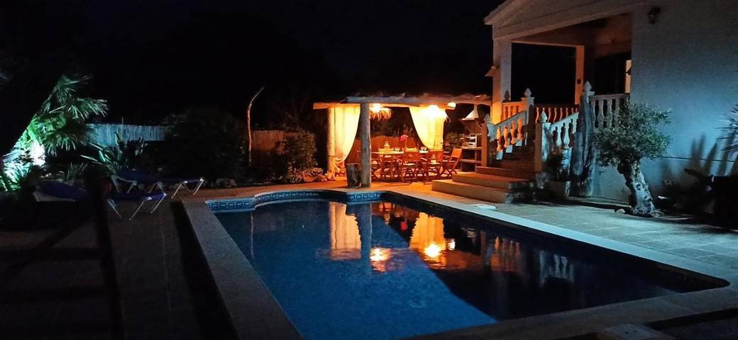 Location de vacances pour 8 personnes, avec jardin ainsi que piscine et vue à Port d'Addaia