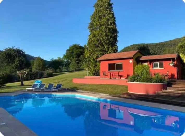 Parc de vacances pour 4 personnes, avec Jacuzzi et Terrasse ainsi que Jardin et Piscine dans les Vosges