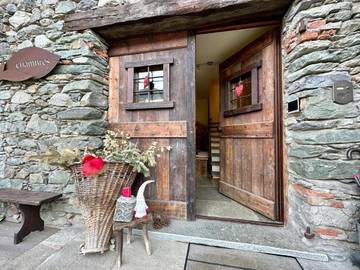 Gîte pour 2 personnes, avec sauna ainsi que vue et jardin dans Nus