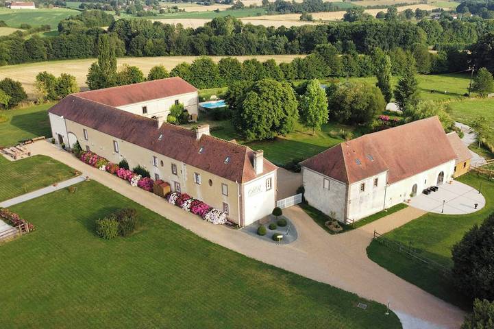 Location de vacances pour 18 personnes, avec piscine et jardin dans Feings