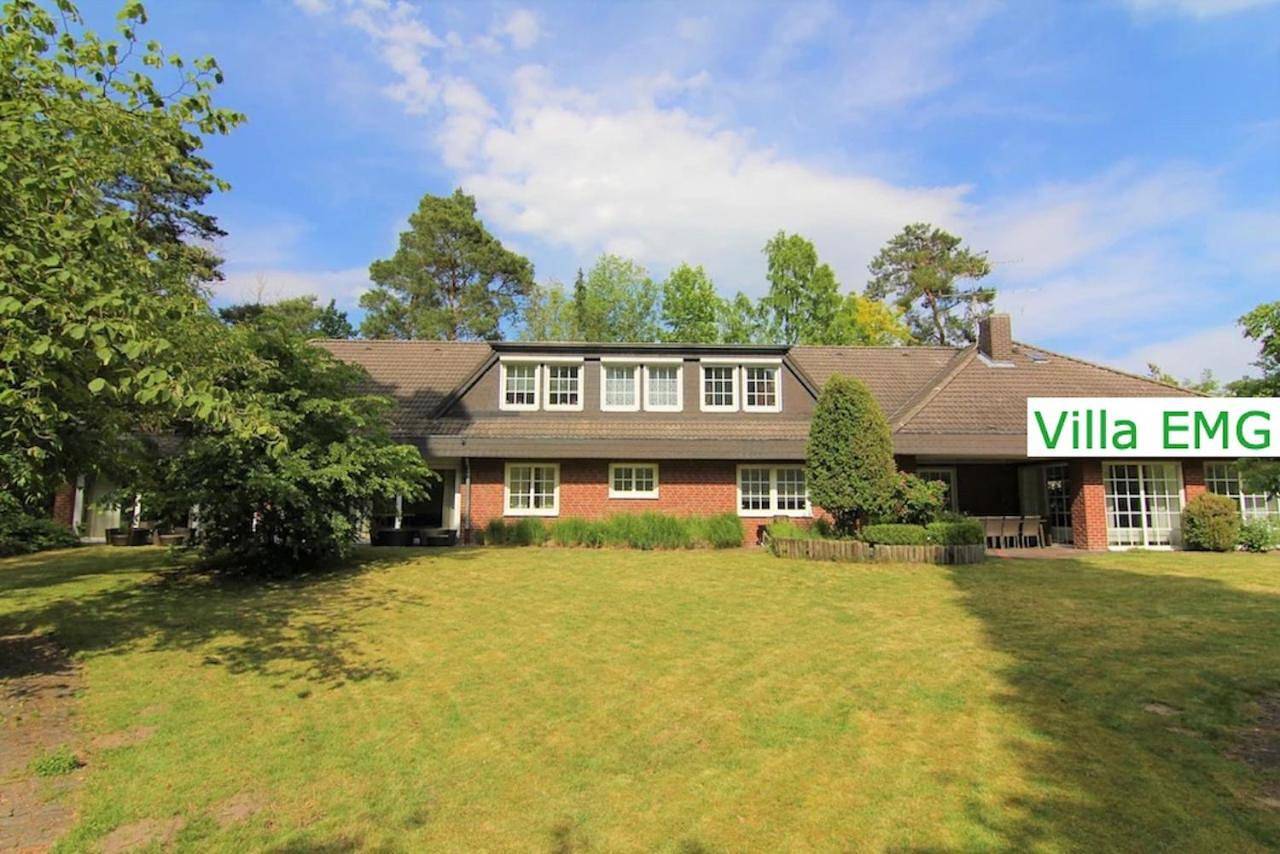Ferienhaus Villa Emg Celle nah Hannover mit Pool, Kamin, Garten, Teich, Wald, Partyraum für Familien Gruppen bis 22 Personen in Celle, Aller-Leine-Tal