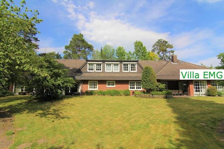 Ferienhaus für 21 Personen, mit Pool und Garten sowie Seeblick und Ausblick in Celle
