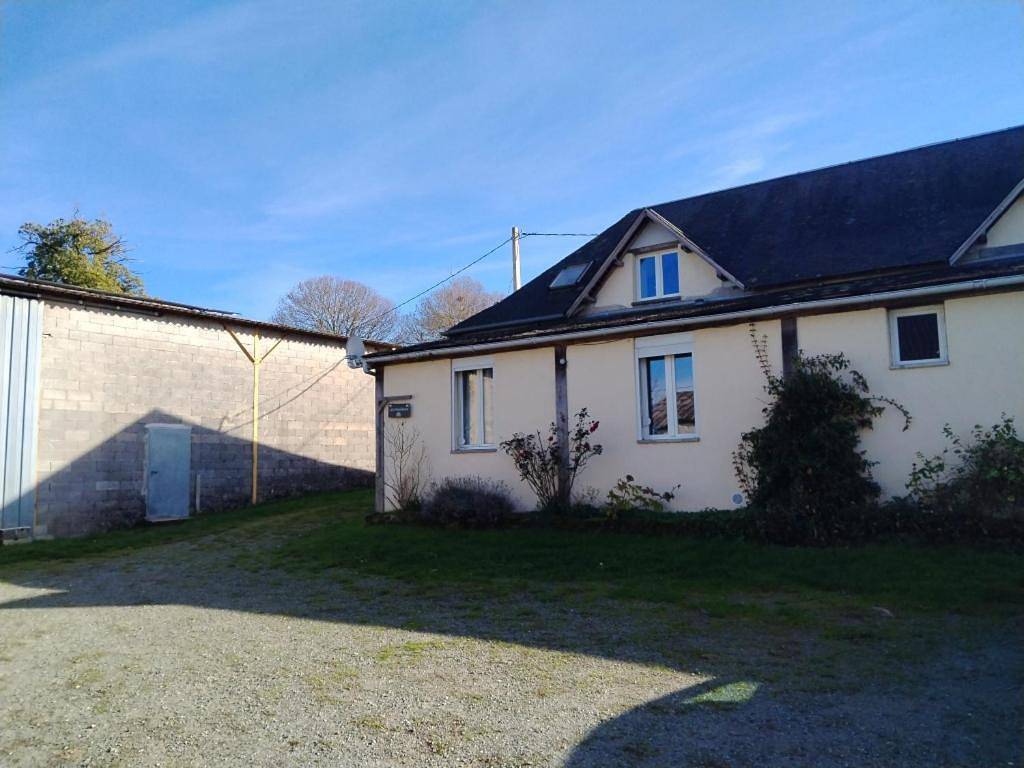 Appartement entier, Accommodation à la ferme in Saint-Pardoux-Corbier, Région de Brive-la-Gaillarde