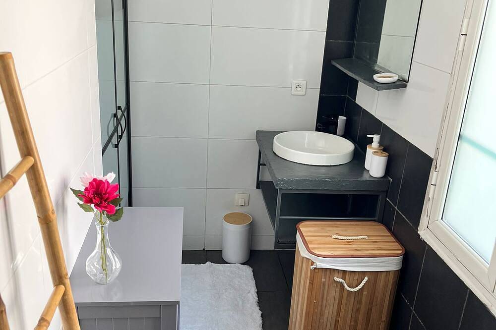 Entire apartment, Cosy downtown duplex, ideal for couples or telecommuters - near Défense in Rueil-Malmaison, Hauts-de-Seine