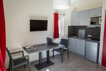 Vacation Rental for 4 Guests in Grimaud, Draguignan region, Picture 2