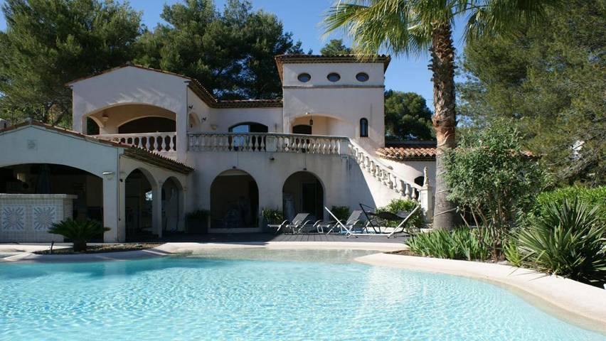 Location de vacances pour 9 personnes, avec vue ainsi que terrasse et piscine, adapté aux familles à Aspremont - 2