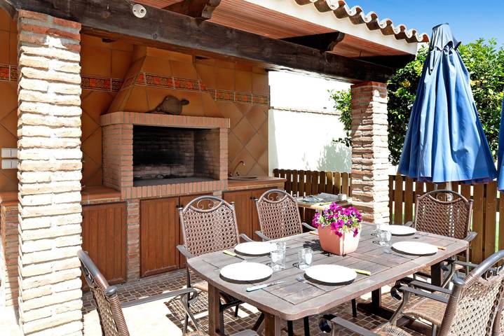 Holiday Apartment 'Villa Fornell I' with Shared Pool, Terrace & Wi-Fi in Conil de la Frontera, Costa de la Luz