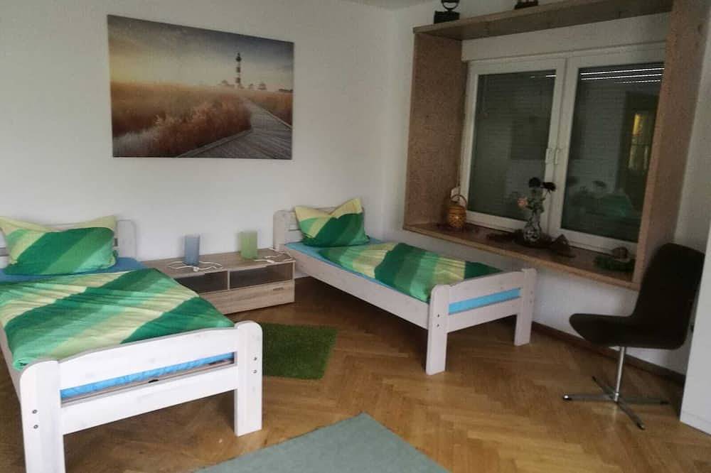 Ganze Wohnung, Ferienwohnung Hannah mit Balkonterrasse und gemütlichen Gartenmöbeln in Rödental, Oberes Maintal - Coburger Land