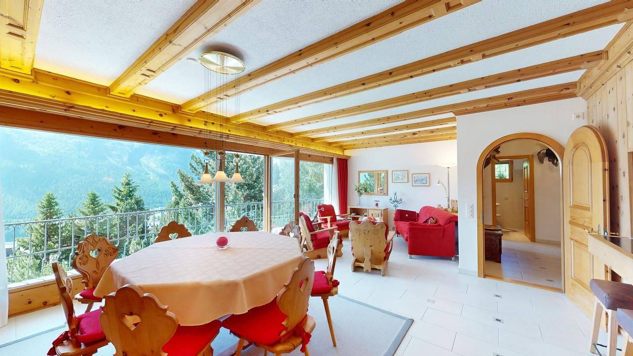 Apartamento entero, Holiday home on the popular Via Tinus above St. Moritz-Dorf. The apartment is located in a quiet and exclusive residential area above St. Moritz. The elevated position guarantees breathtaking views of the surrounding mountains and the sparkling Lake St. Moritz. The proximity to first-class restaurants, exclusive boutiques and various sports facilities makes this apartment a perfect base for a life in the heart of the Alps. in Sankt Moritz, Saint Moritz