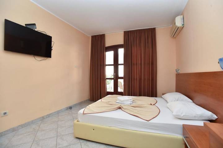 Ferienwohnung für 2 Personen, mit Garten und Seeblick sowie Ausblick in Budva - 3