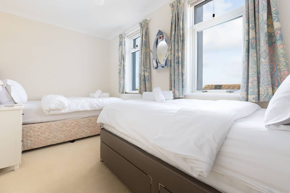Family and pet friendly home sleeping up to 10, located within walking distance of the beach in Crantock, Cornwall