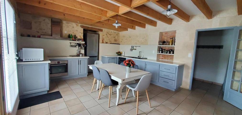 Location de vacances pour 6 personnes, avec piscine ainsi que jardin et vue à Liorac-sur-Louyre - 4