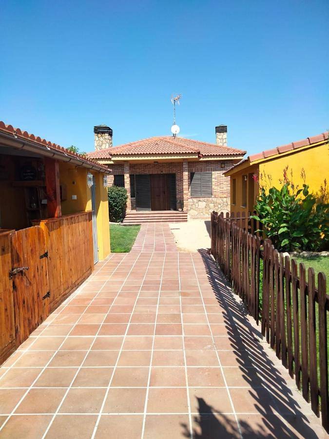 Apartamento para 6 personas, con terraza y jardín además de vistas y piscina en La Moraña