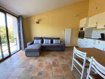 Gîte pour 4 personnes, avec terrasse ainsi que piscine et jardin dans l' Hérault