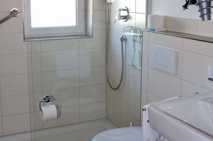 Ganze Wohnung, Gästehaus Reutemann Wg1 - Gemütliche Ferienwohnung in ruhiger zentraler Lage in Strandbad Nonnenhorn, Nonnenhorn