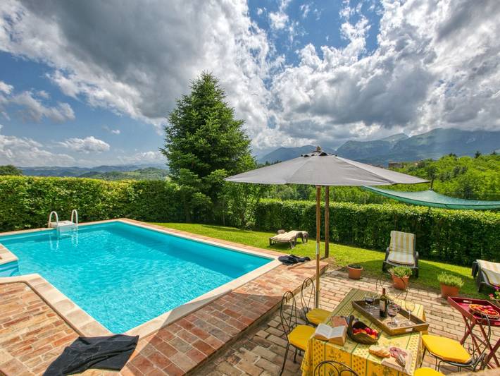 Agriturismo per 10 persone, con Terrazza e Piscina nonché Panorama in Parco nazionale dei Monti Sibillini