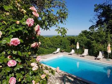 Gîte pour 4 personnes, avec vue ainsi que jardin et piscine, animaux acceptés à Lauresses