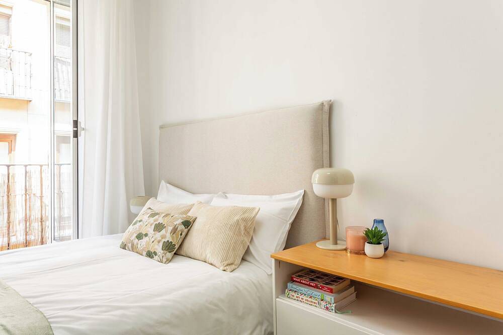 Entire apartment, Descubre el encanto de vivir en el corazón de Madrid con este sofisticado apartamento situado en el vibrante barrio de Chueca, justo al lado del emblemático Mercado de San Antón. in Centro (Madrid), Madrid