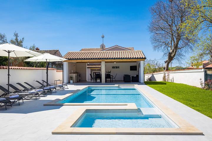 Villa für 8 Personen, mit Pool und Garten - 1
