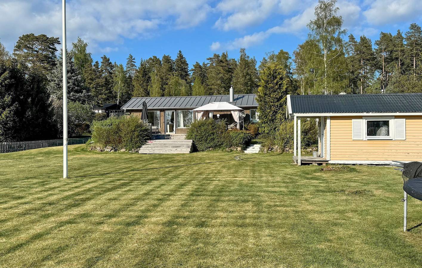 Hus för 6 Personer, med trädgård samt terass och sjöutsikt