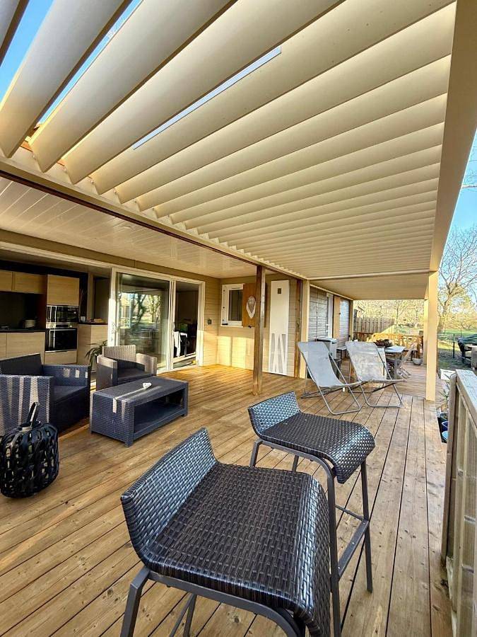 Chalet 18 tout confort pour un séjour dans domaine avec Piscine et en bordure Lac avec plage artificielle in Labouheyre, Landes
