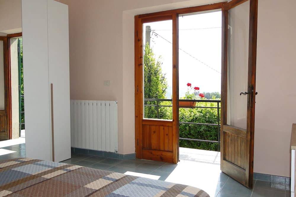 3 camere, 1 bagno, giardino, piscina privata, vista, a piedi dal villaggio, wifi in Camporgiano, Garfagnana