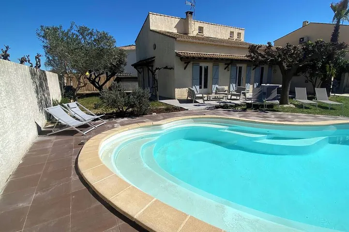 Villa für 10 Personen, mit Terrasse und Whirlpool sowie Pool und Garten - 1