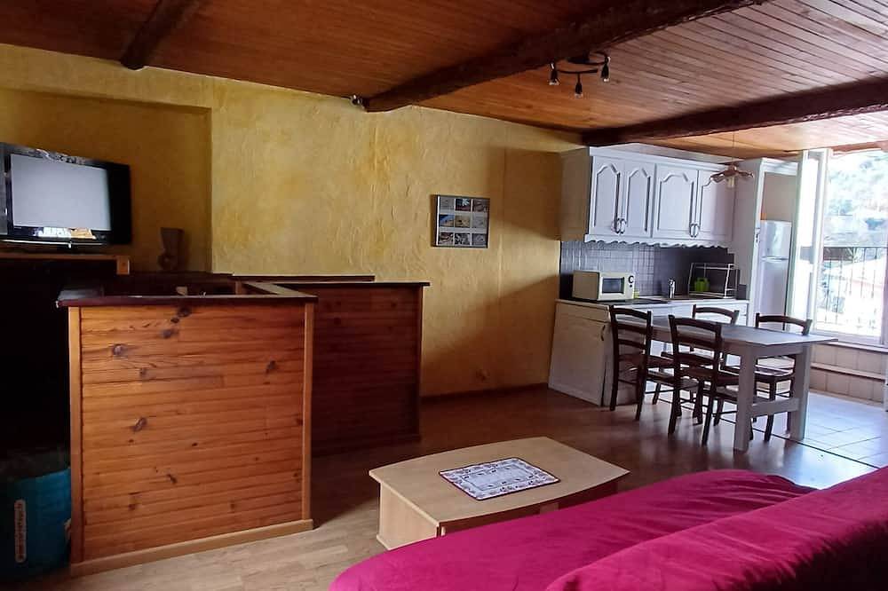 Entire apartment, Gite de Mon Clocher Appartement 3ième Étage Avec Balcon Proche du Mercantour in Roquebillière, Nice region