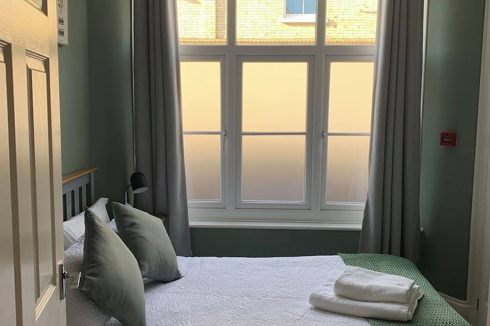 Entire apartment, Charming 2 br apartment next to worthing station, close to town and seafront in Worthing, West Sussex
