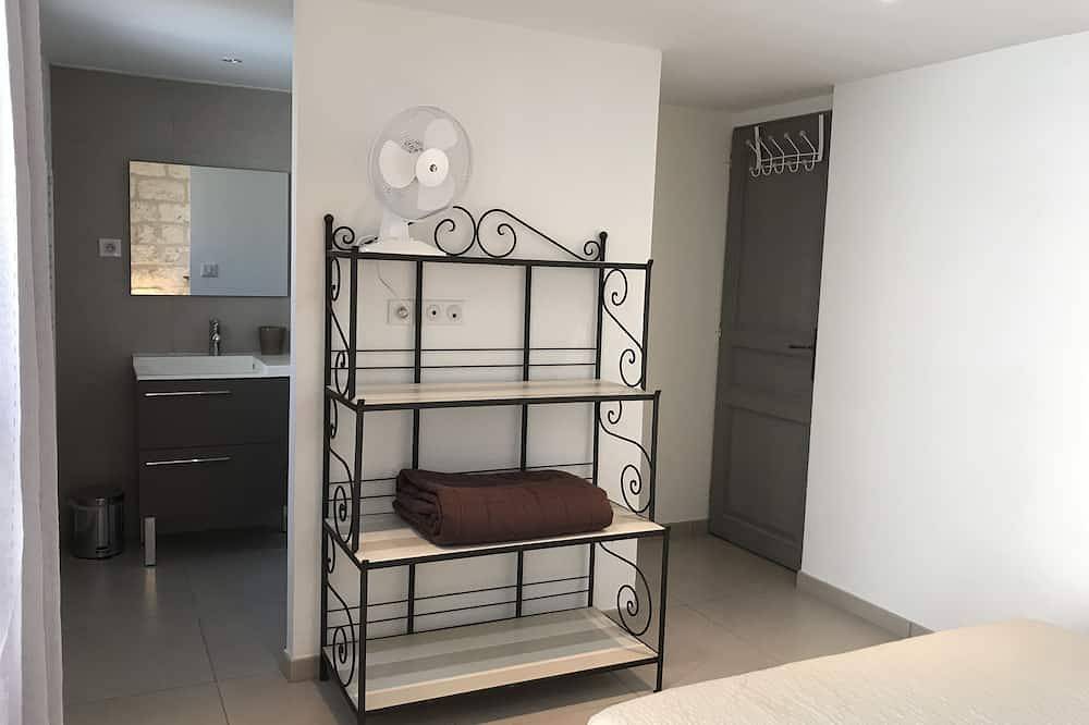 House With Patio & Pool In The Heart Of The Ramparts! in Aigues-Mortes, Côte d'Améthyste