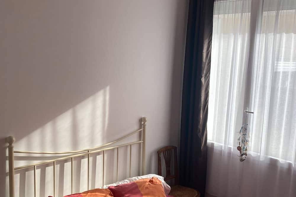 Bedroom for two persons with bathroom in quiet stone house close to everything  in Mérignac (Gironda), Región de Burdeos