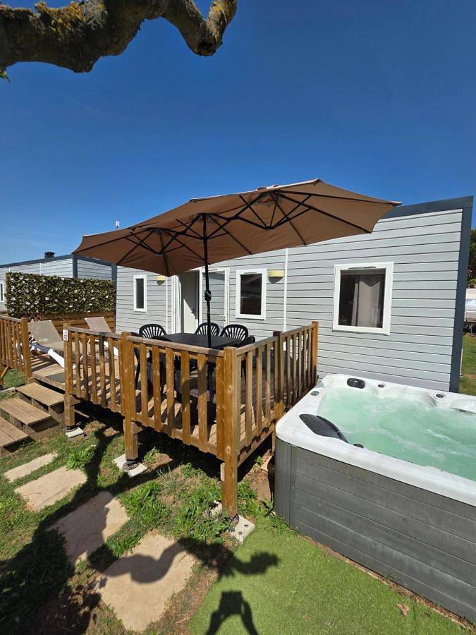 Camping pour 5 personnes, avec Terrasse ainsi que Jacuzzi et Jardin