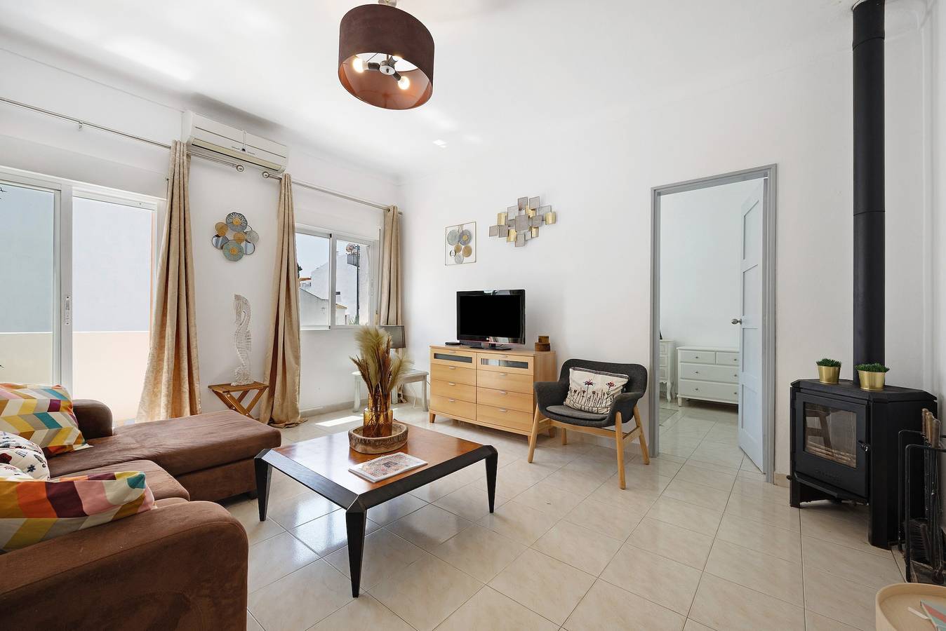 Apartamento inteiro, Apartamento de férias "Casa Dos Avós" com terraço privado, varanda e Wi-Fi in São Sebastião, Lagos