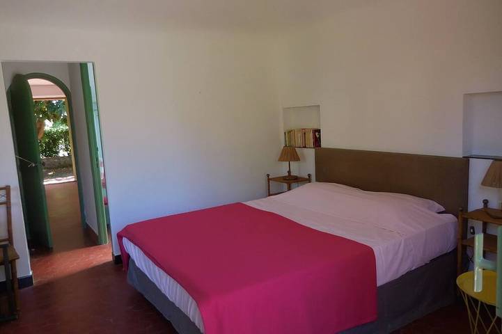 Location de vacances pour 2 personnes, avec terrasse et jardin dans Plage de la Bouillabaisse - 2