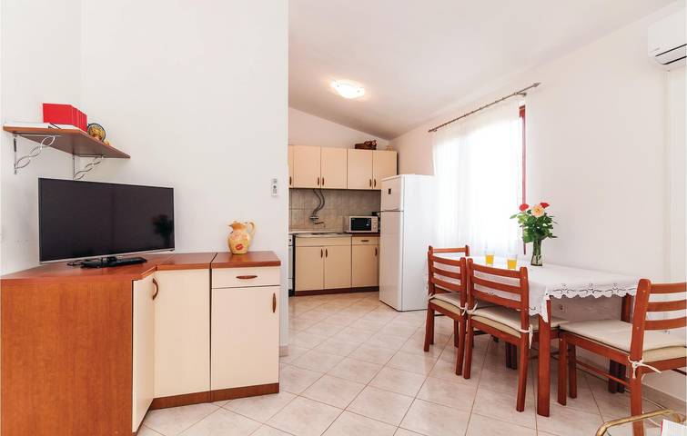 Ganze Ferienwohnung, Gemütlich, 2 km von der Küste entfernt: WLAN, Klimaanlage, Parkplatz, Terrasse und Küche! in Obrovac, Zadar