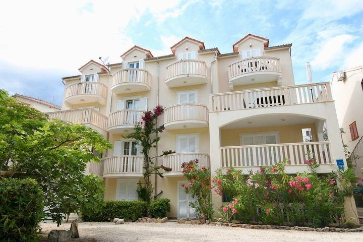 Vacation apartment for 2 people, with balcony in Brac