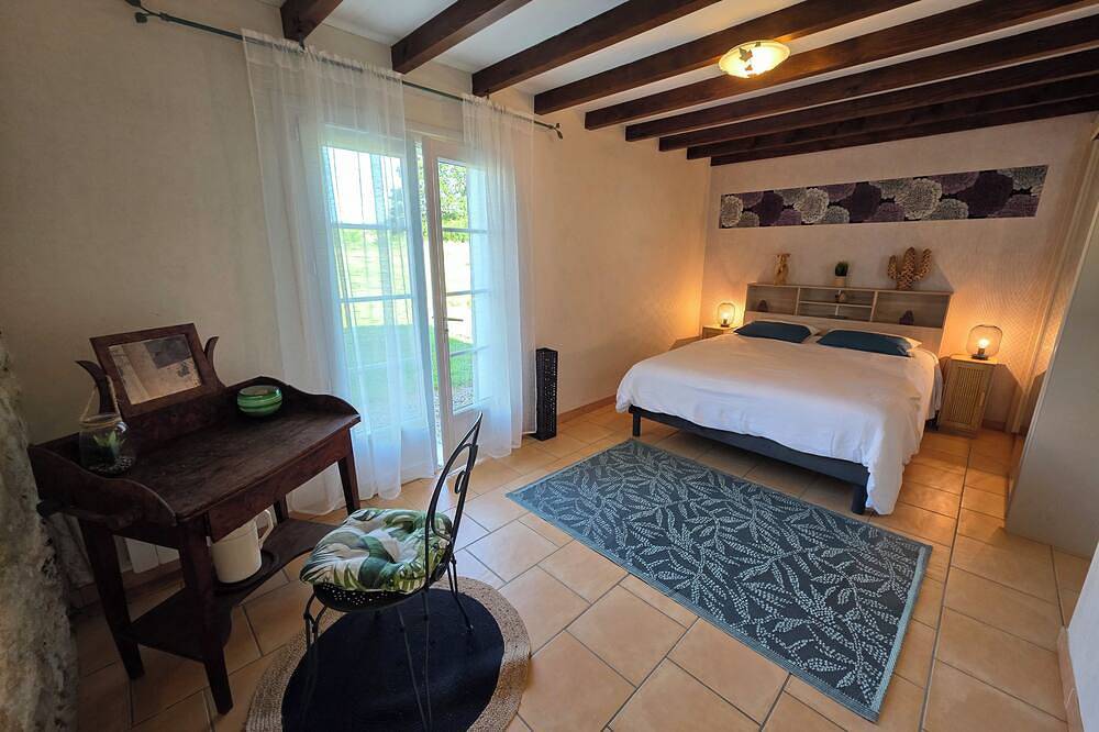 Charmante maison en pierre et bois avec une grande piscine privée. in Villeneuve-de-Duras, Région de Marmande